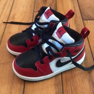 Jordan 1 Mid Chicago Black Toe